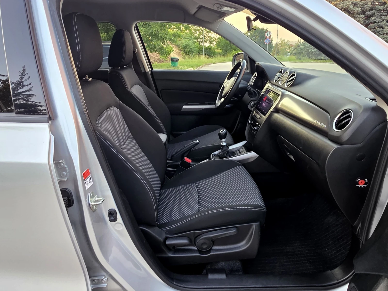 Suzuki Vitara Hybrid, Фейслифт, 4х4, снимка 12 - Автомобили и джипове - 53447096