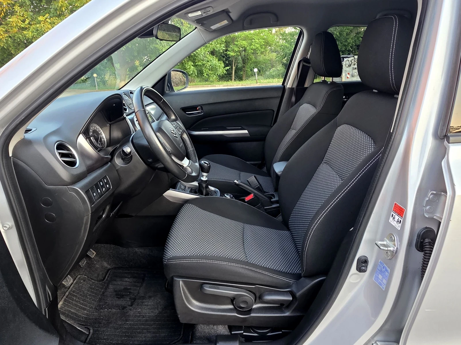 Suzuki Vitara Hybrid, Фейслифт, 4х4, снимка 11 - Автомобили и джипове - 53447096
