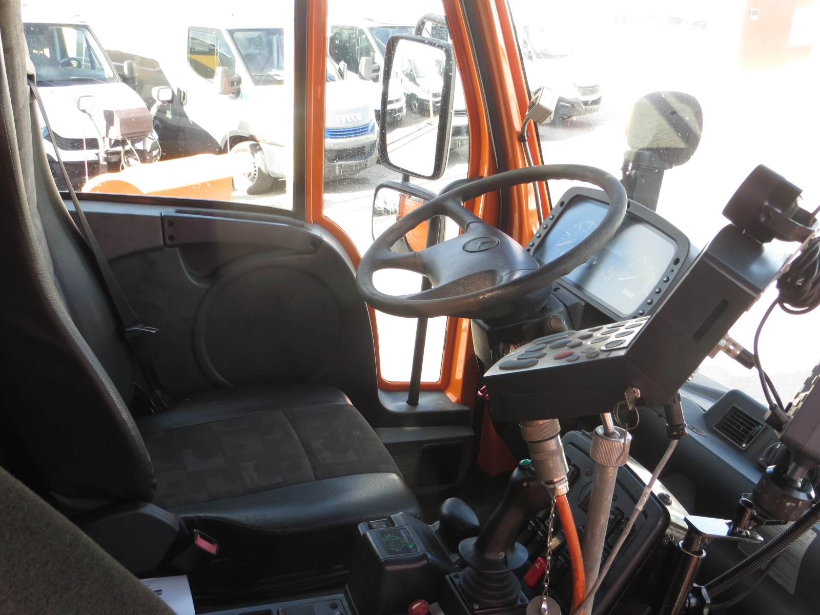 Mercedes-Benz UNIMOG U500 САМОСВАЛ+ ЧЕТКА+ ПЕСАКАР+ ГРЕБЛО ЗА СНЯГ - изображение 10