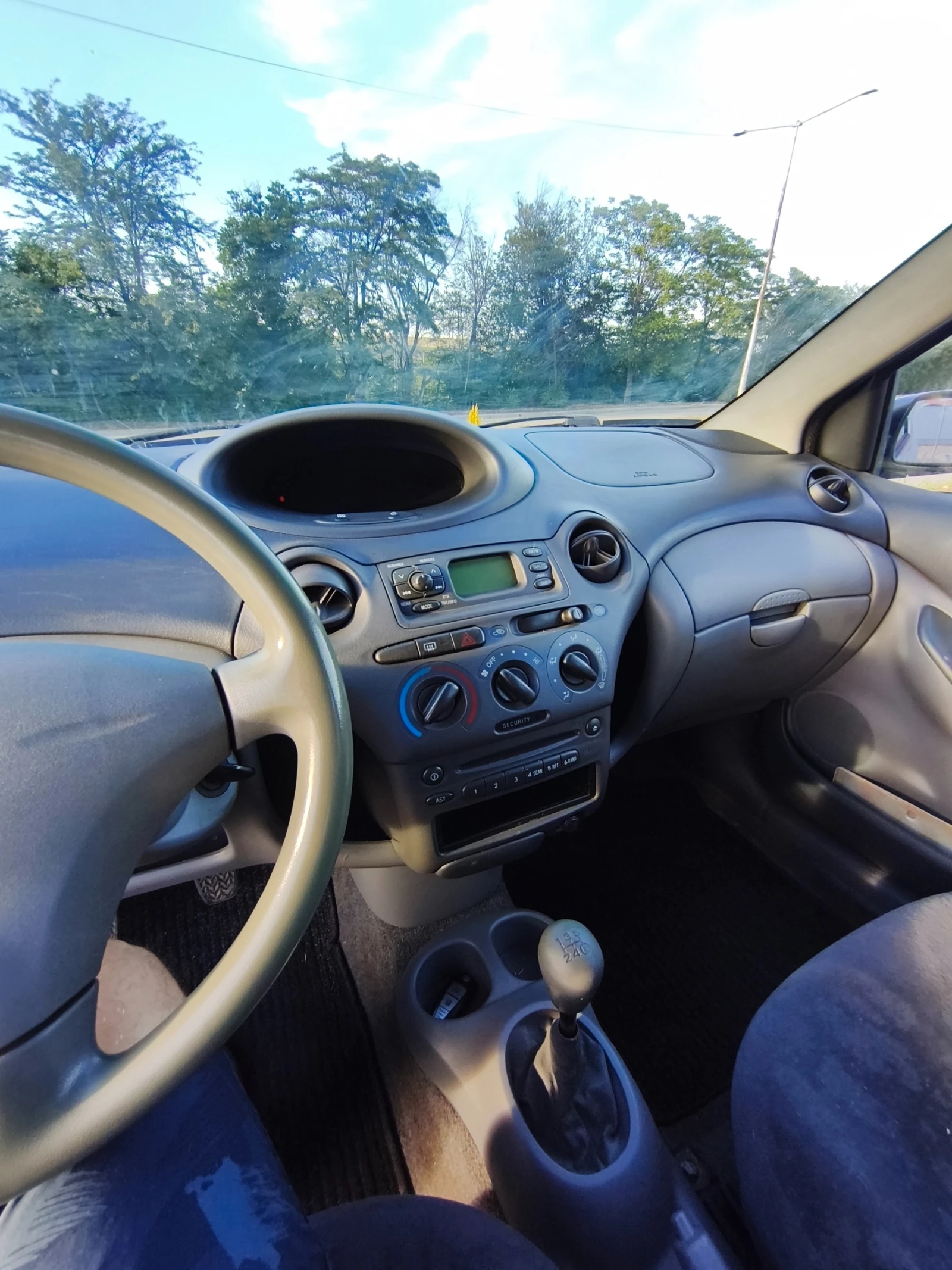 Toyota Yaris 1.0 VVT-i, снимка 10 - Автомобили и джипове - 55054566