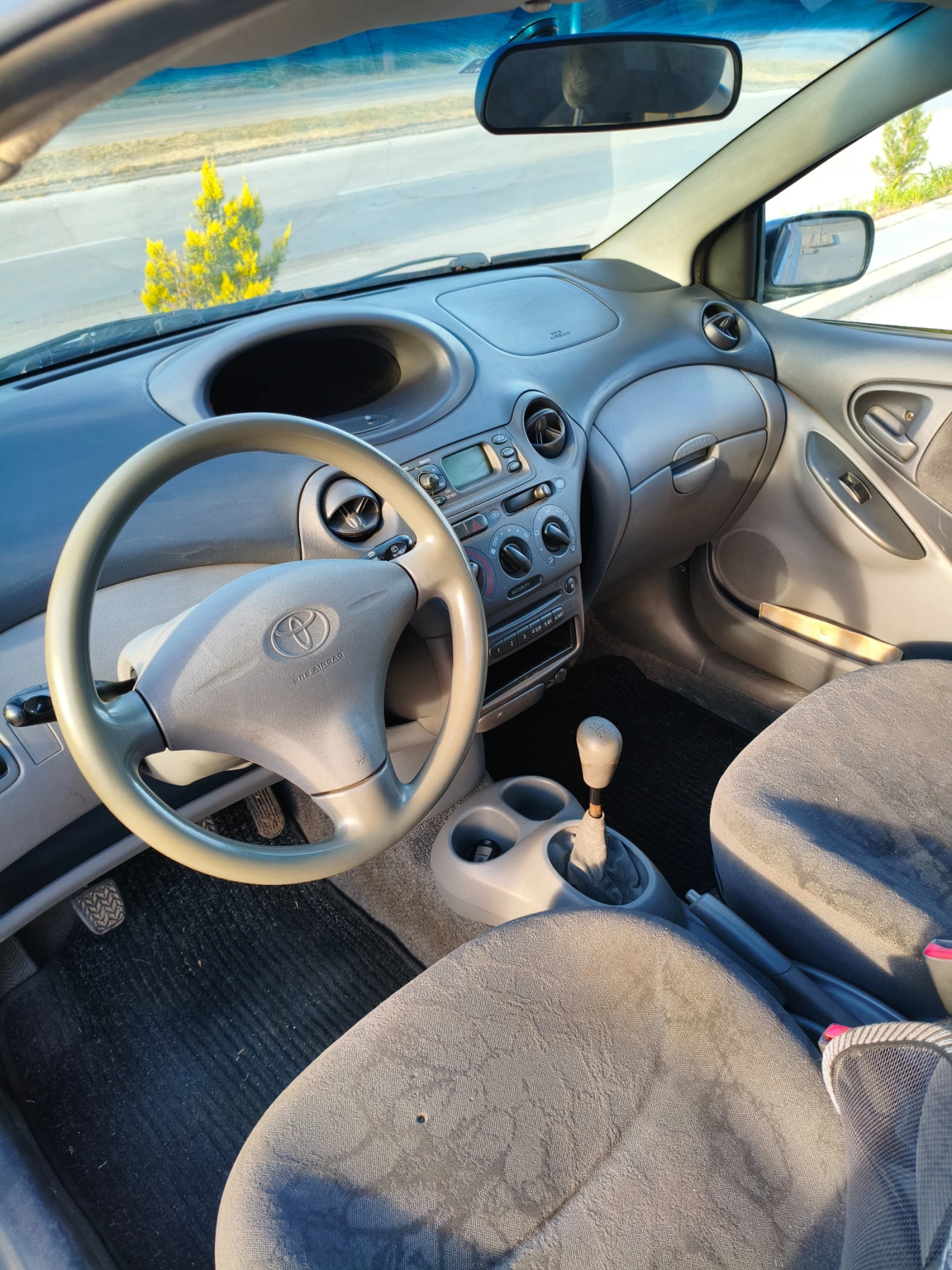 Toyota Yaris 1.0 VVT-i, снимка 9 - Автомобили и джипове - 55054566