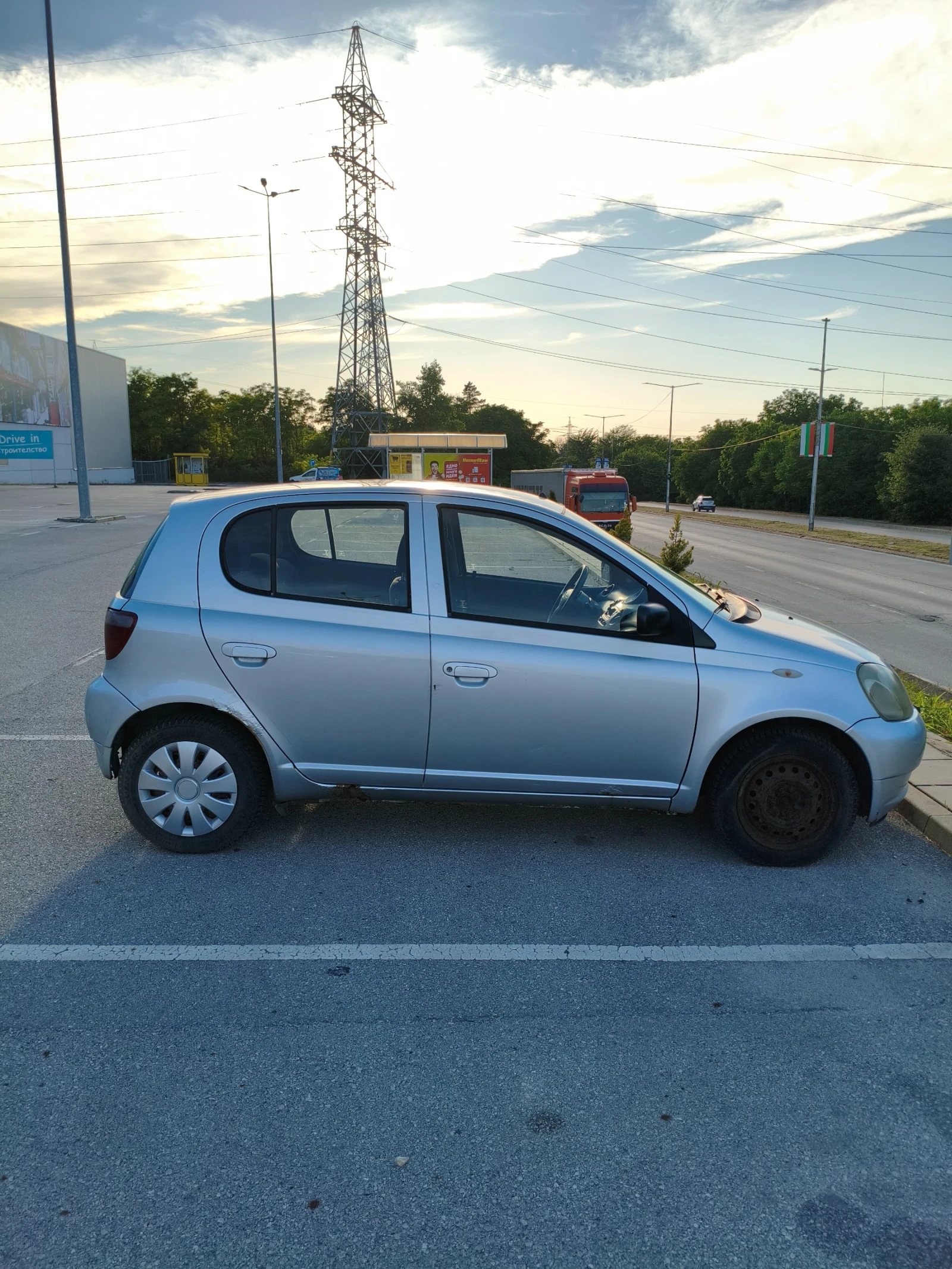 Toyota Yaris 1.0 VVT-i, снимка 6 - Автомобили и джипове - 55054566