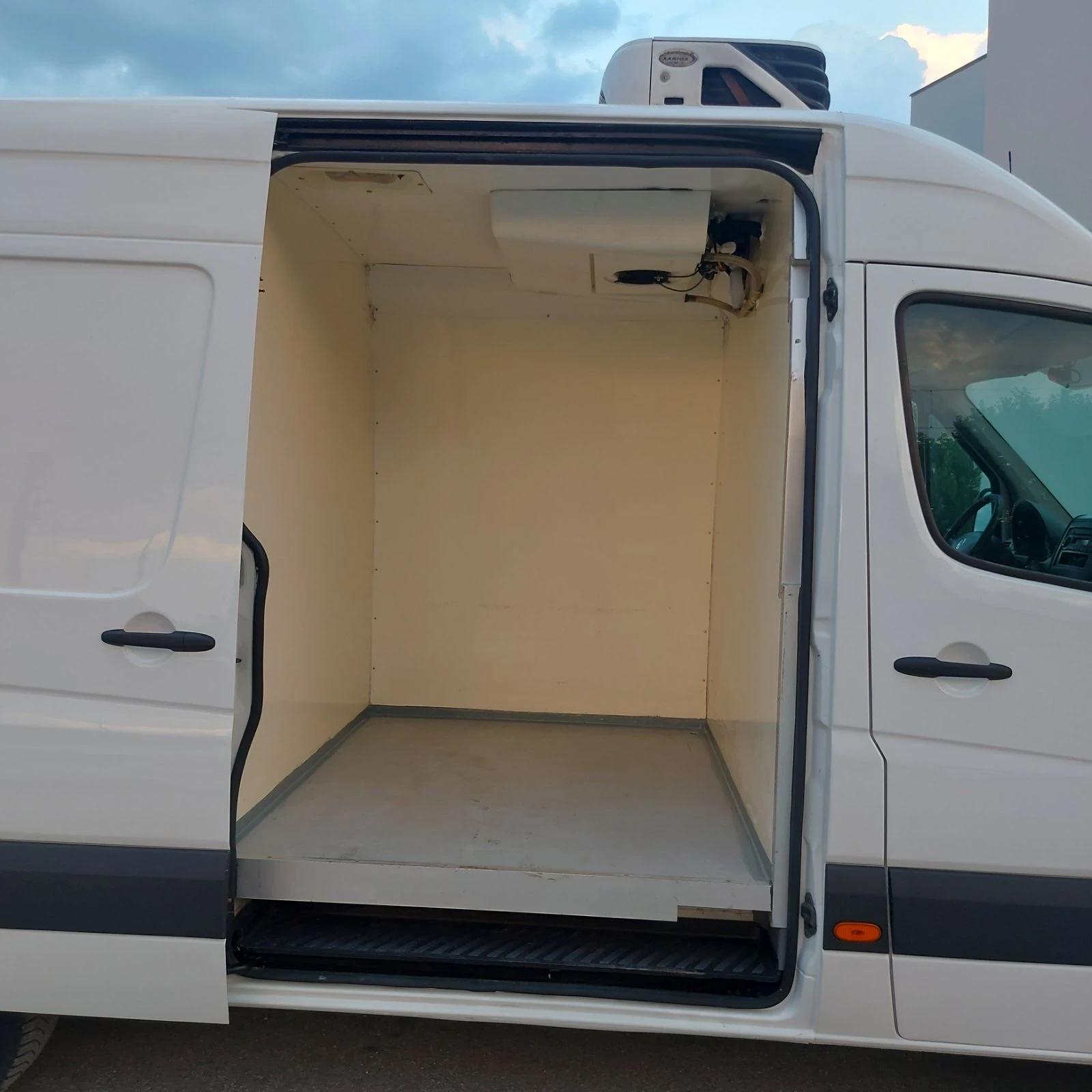 VW Crafter хладилен с климатик, снимка 8 - Бусове и автобуси - 55566000