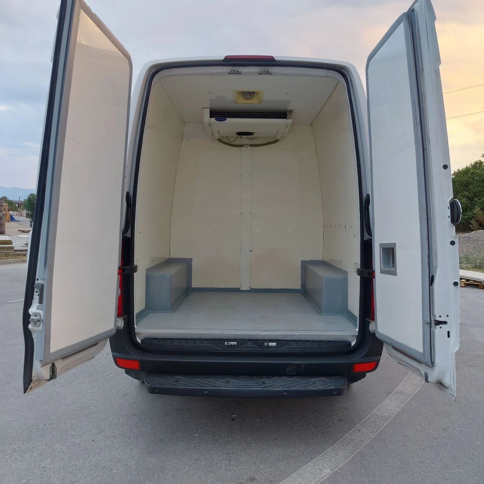 VW Crafter хладилен с климатик, снимка 7 - Бусове и автобуси - 55566000