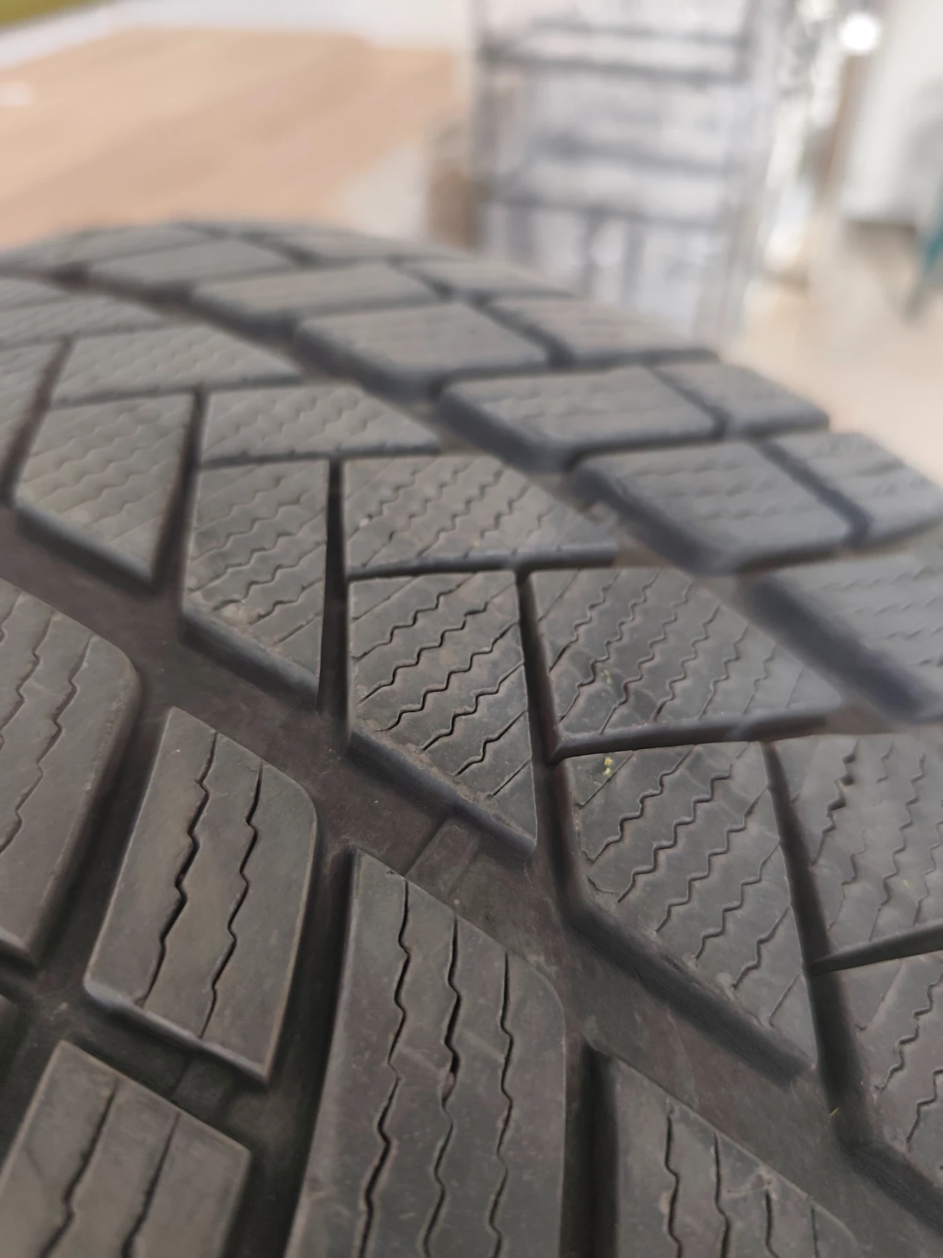 Гуми Зимни 265/45R21, снимка 2 - Гуми и джанти - 54854347