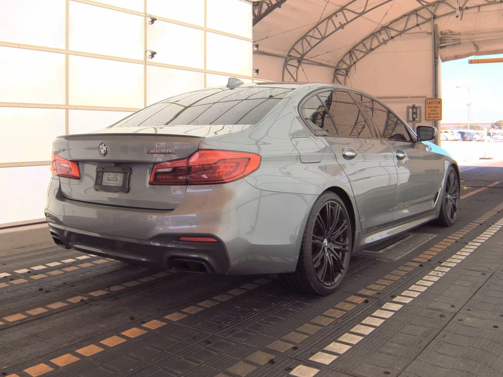 BMW 550 M550i xDrive - изображение 4