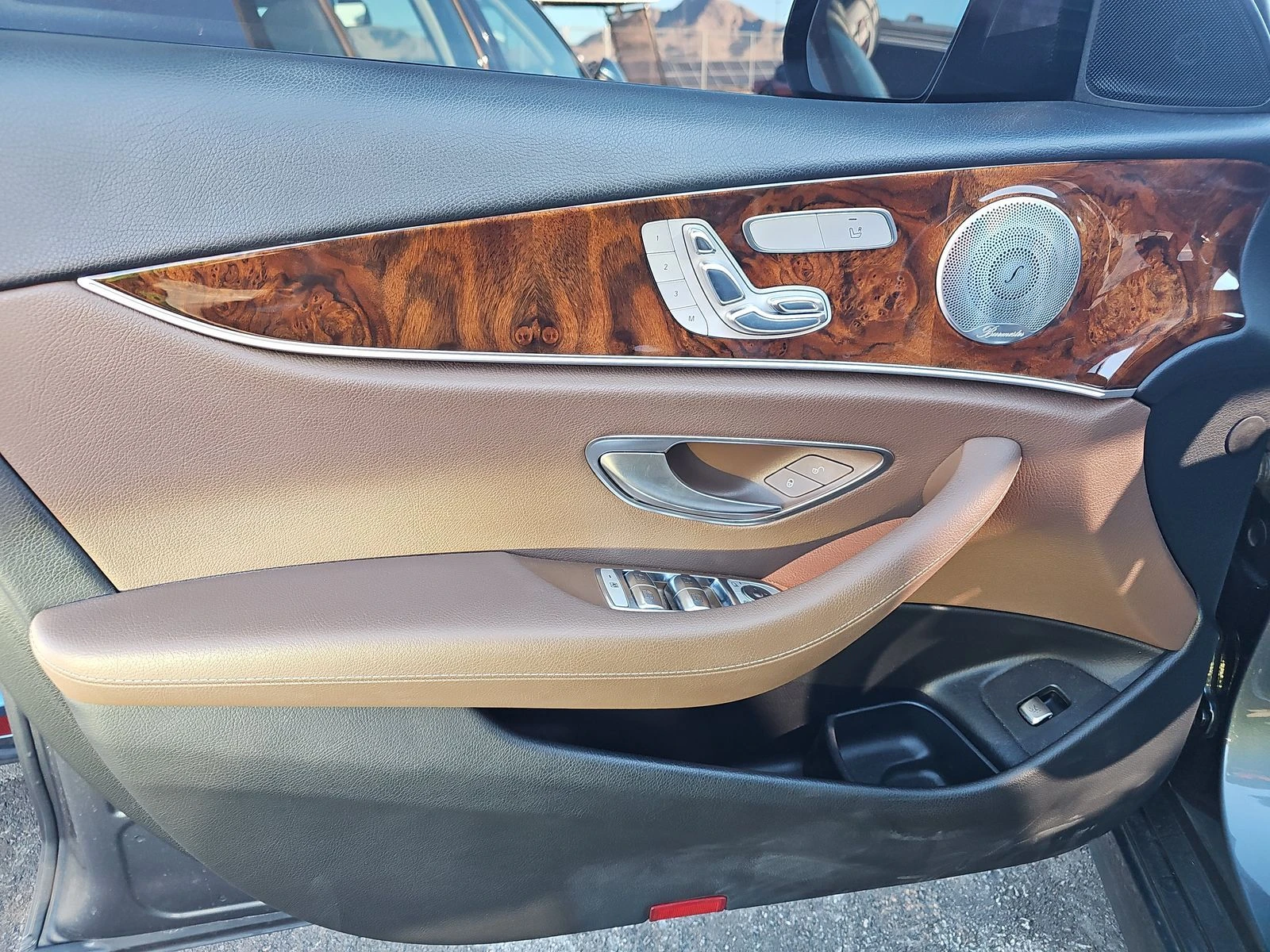 Mercedes-Benz E 300 AMG* PACK* BURMESTER* МЪРТВА* ТОЧКА* 360КАМЕРА*  - изображение 9