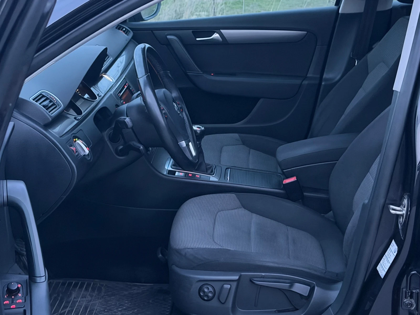 VW Passat 2.0TDI Sedan, снимка 8 - Автомобили и джипове - 53971186