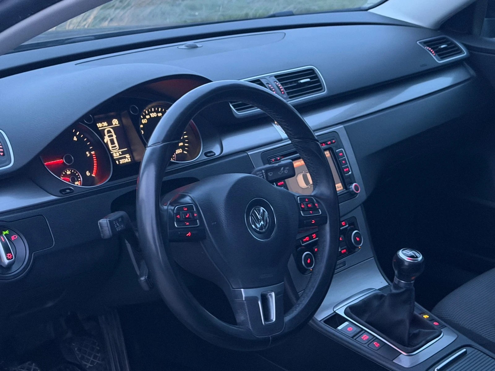 VW Passat 2.0TDI Sedan, снимка 10 - Автомобили и джипове - 53971186