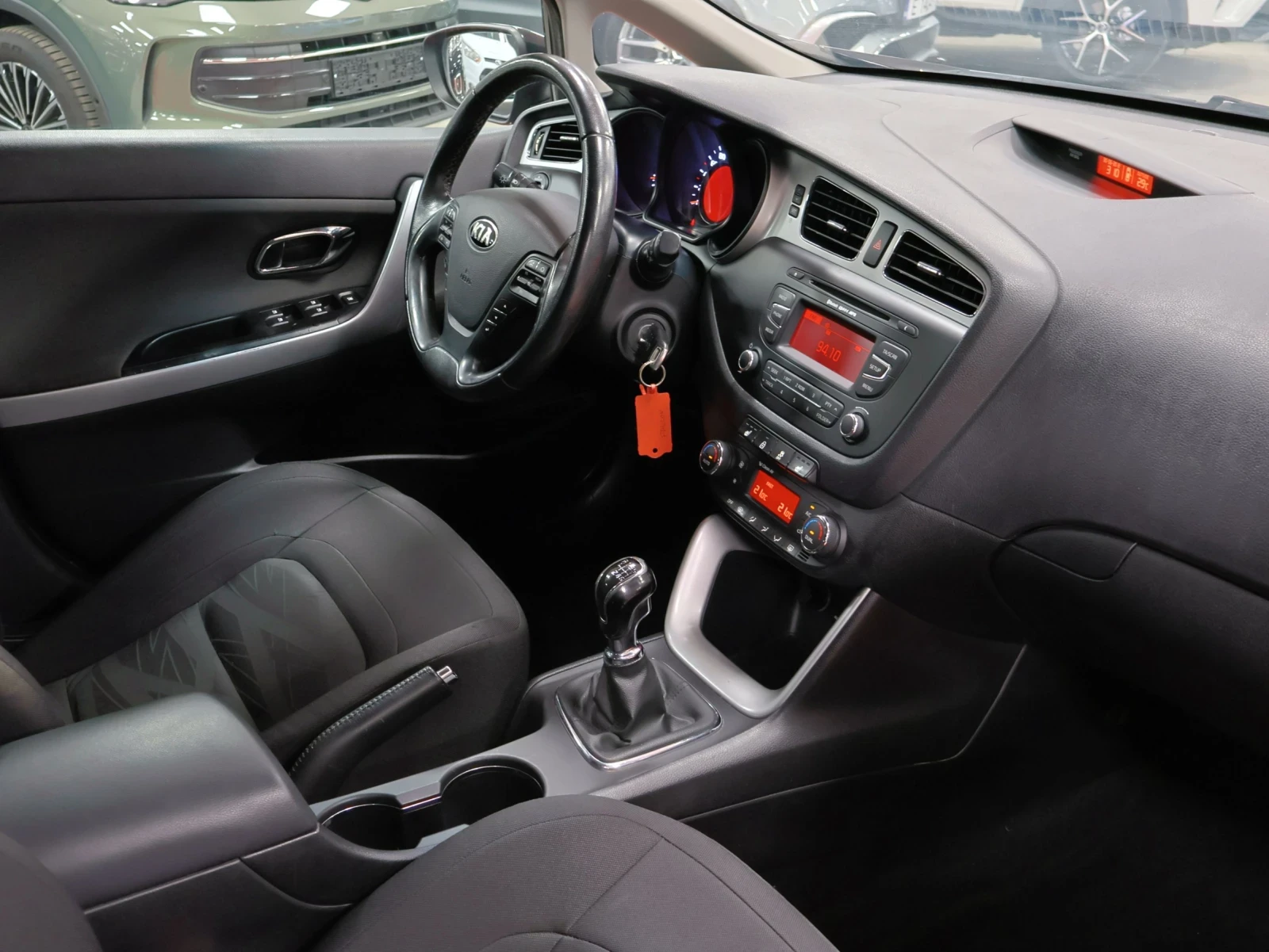 Kia Ceed 1.4 CVVT 100кс | 6СК | Климатроник , снимка 11 - Автомобили и джипове - 55821390