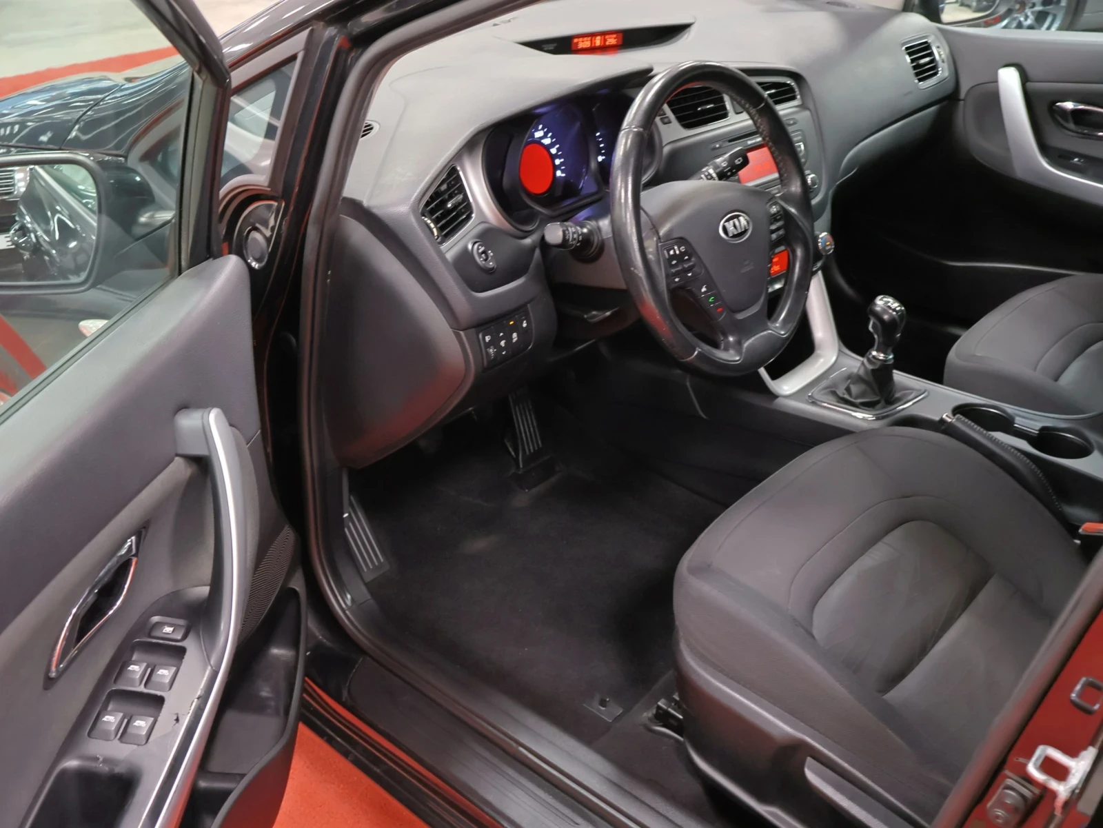 Kia Ceed 1.4 CVVT 100кс | 6СК | Климатроник , снимка 8 - Автомобили и джипове - 55821390
