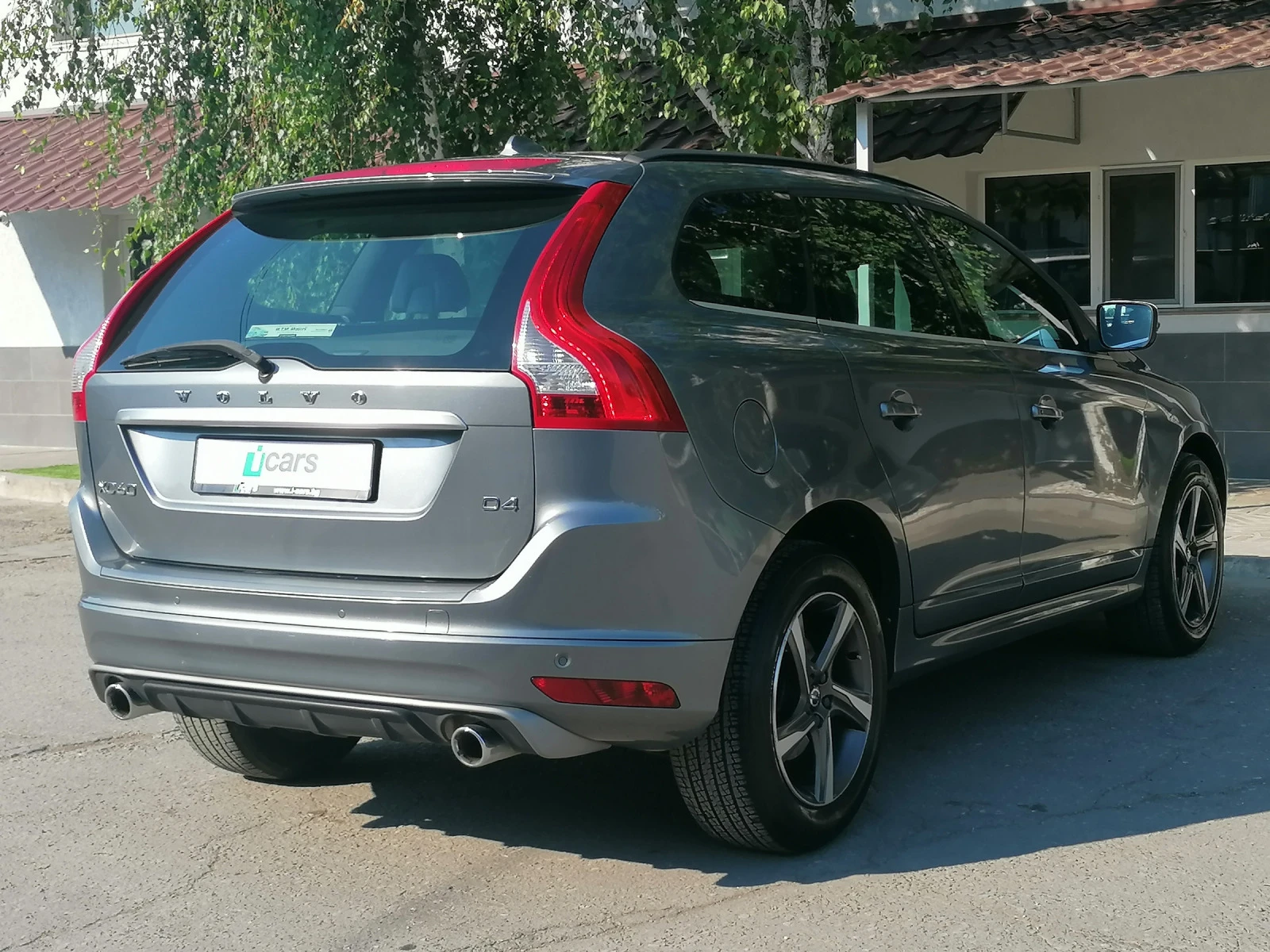 Volvo XC60 2.0 D R-Design - изображение 4