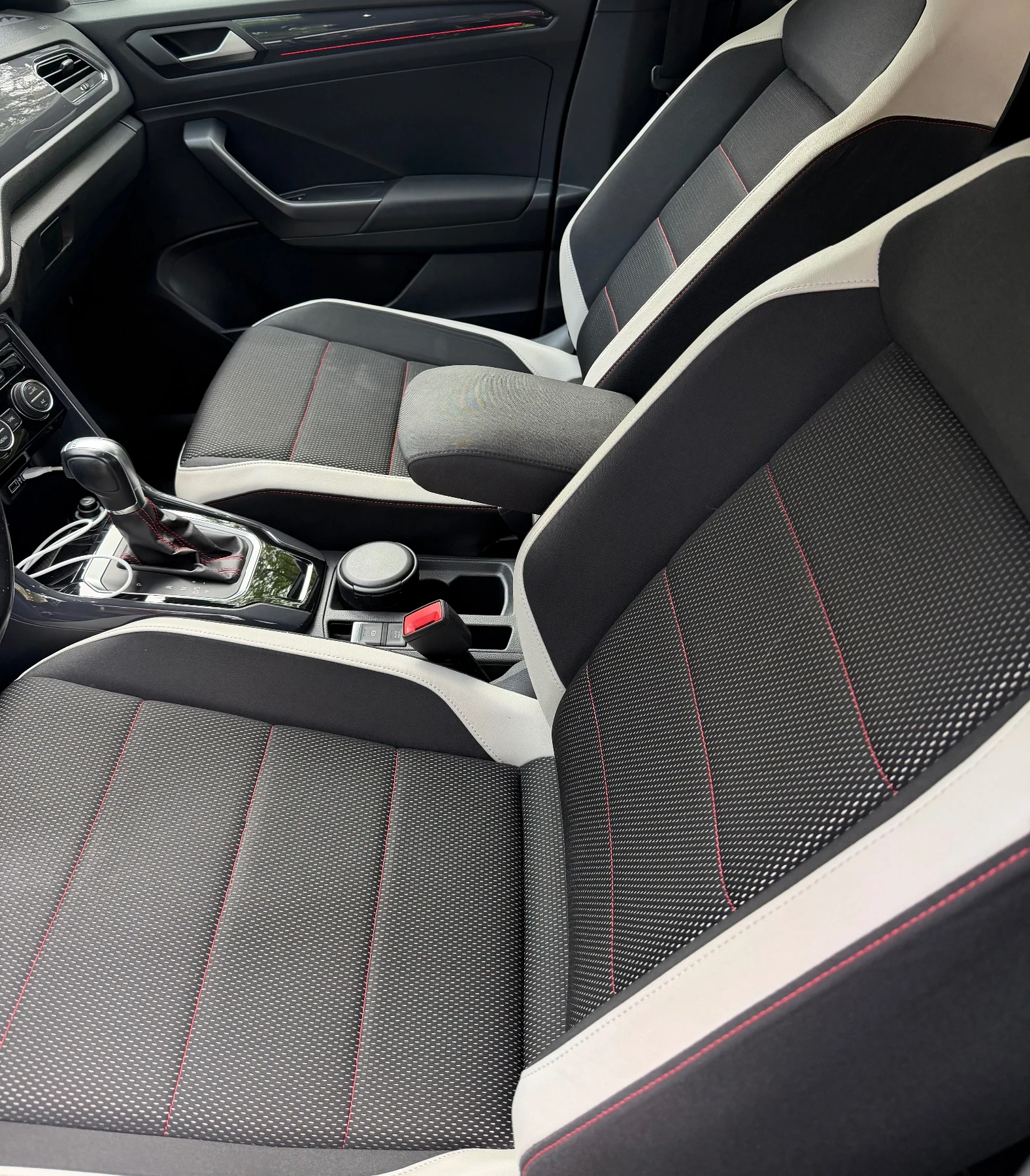 VW T-Roc, снимка 6 - Автомобили и джипове - 54279466