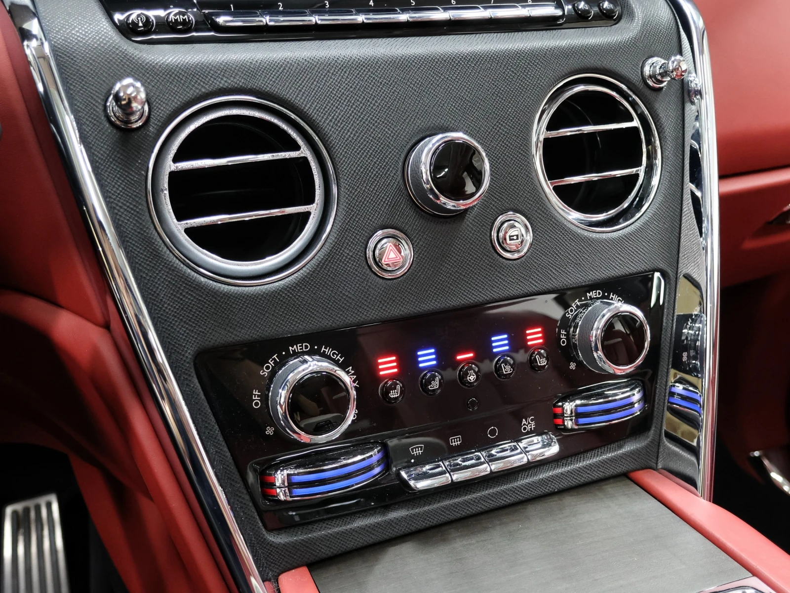 Rolls-Royce Cullinan 6.7* HUD* BLIND SPOT* SOFT CLOSE* 360* ЛЮК* КРАЙНА, снимка 14 - Автомобили и джипове - 55496247