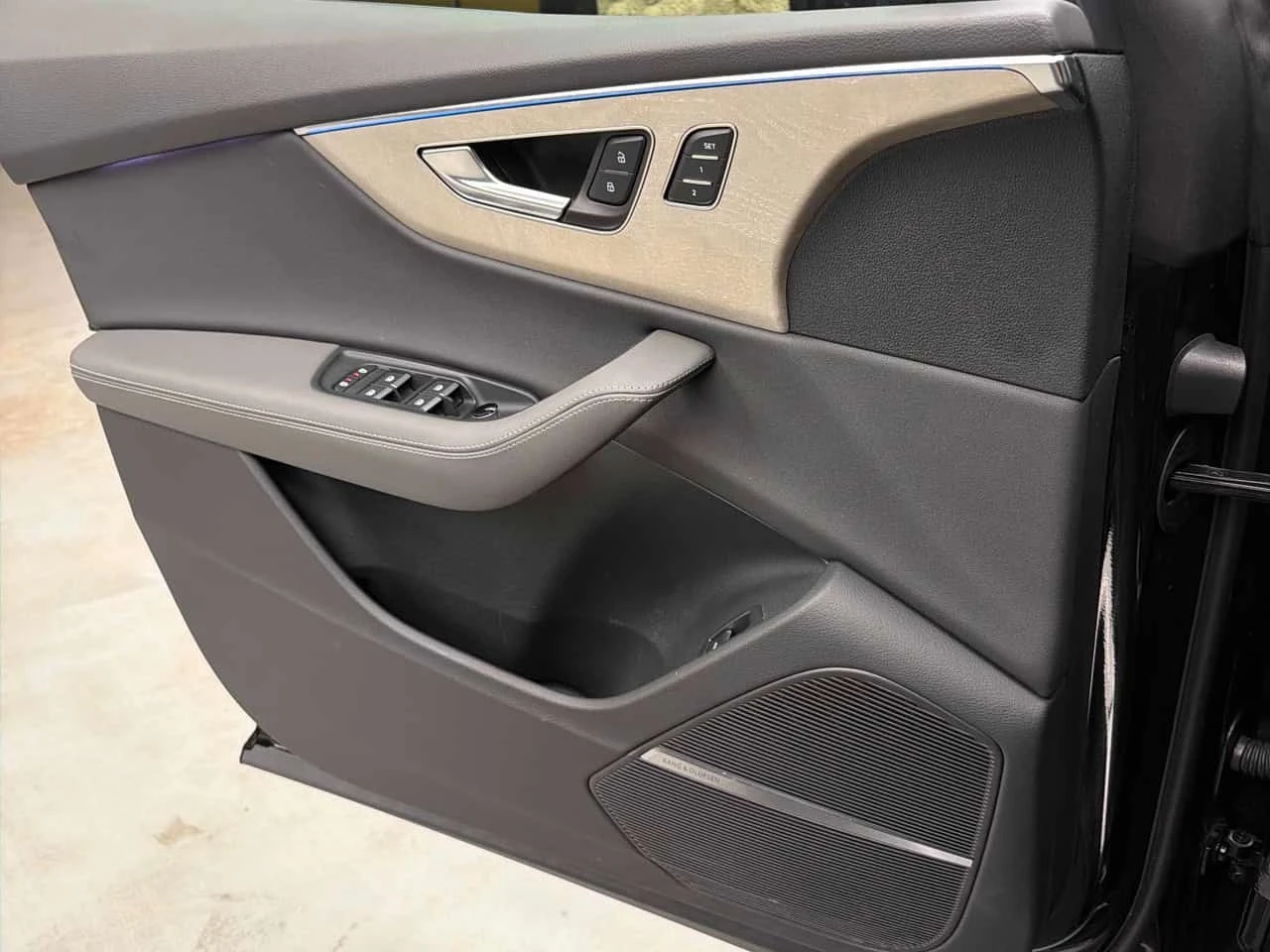 Audi Q8 TECHNIK S-line* DIS* MATRIX* 360* ОБУДХВАНЕ* B&O* , снимка 15 - Автомобили и джипове - 55751084