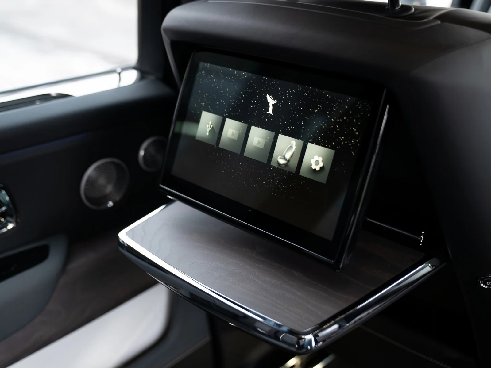 Rolls-Royce Cullinan FACELIFT BESPOKE TV, снимка 16 - Автомобили и джипове - 56260896