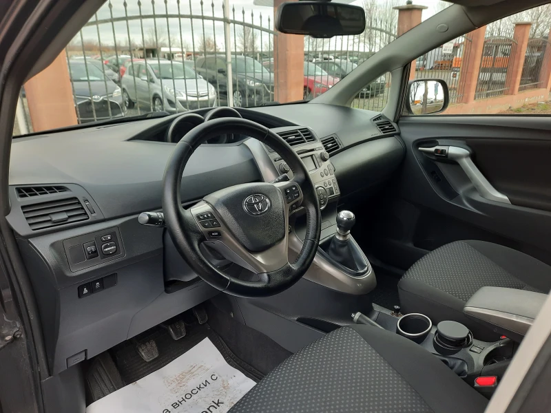 Toyota Verso 2.0 D-4D, снимка 8 - Автомобили и джипове - 48310886