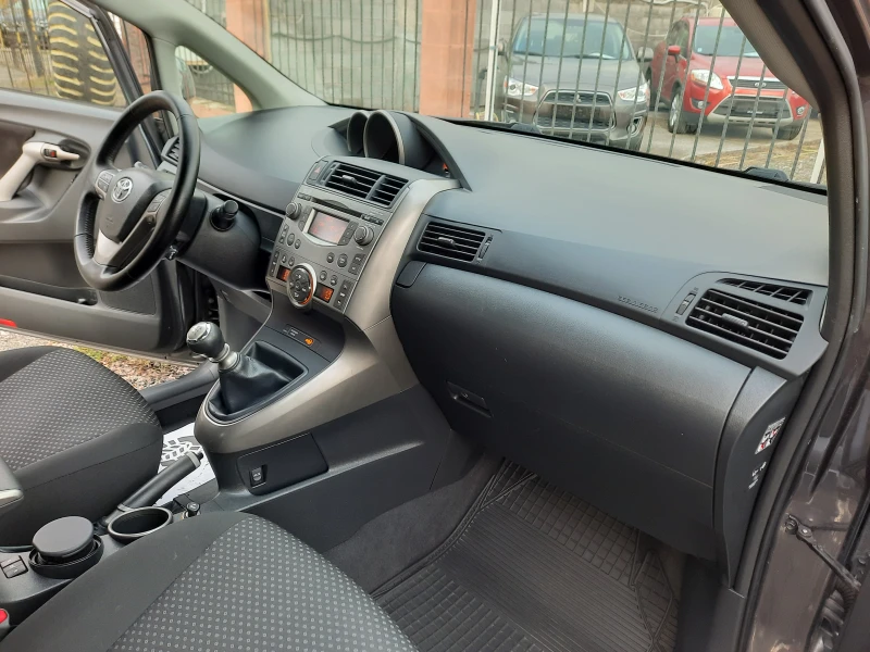 Toyota Verso 2.0 D-4D, снимка 14 - Автомобили и джипове - 48310886