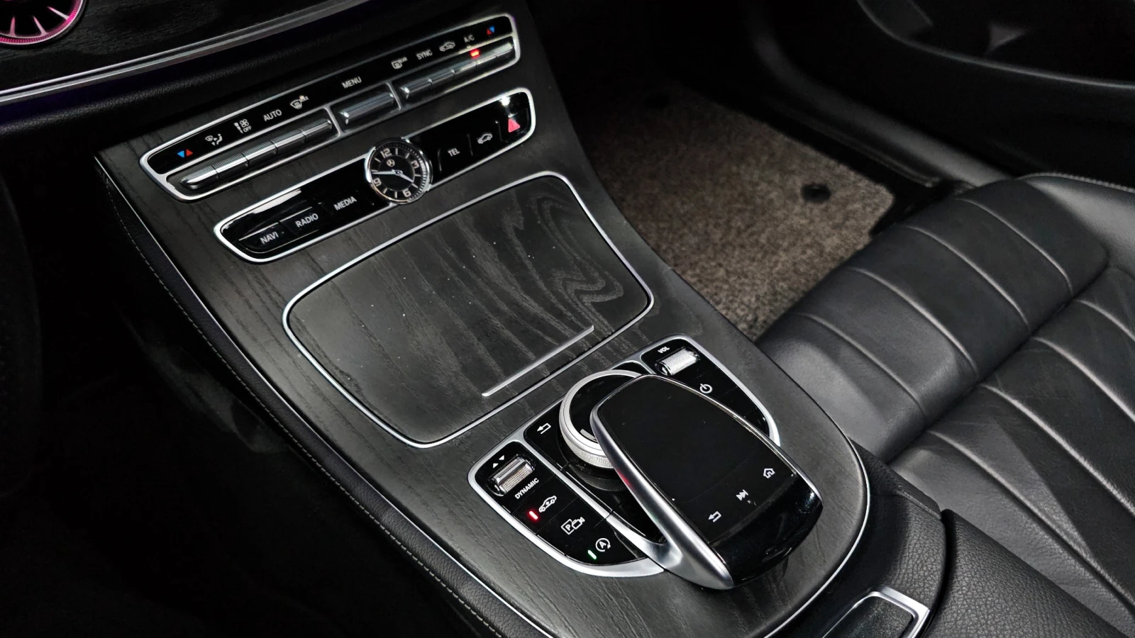 Mercedes-Benz E 220 AMG PK* HUD* BURMASTER* KEYLESS* DIGITAL* КРАЙНА Ц, снимка 14 - Автомобили и джипове - 55091207