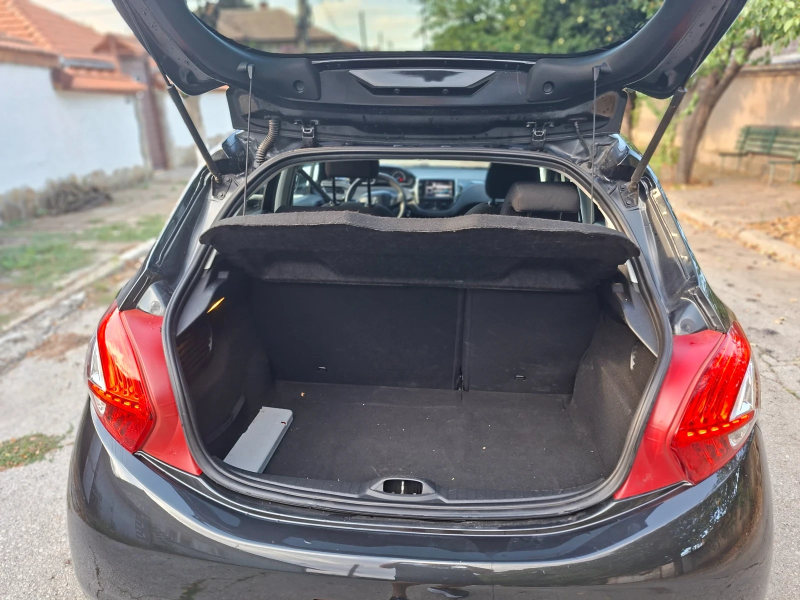 Peugeot 208, снимка 7 - Автомобили и джипове - 56094011