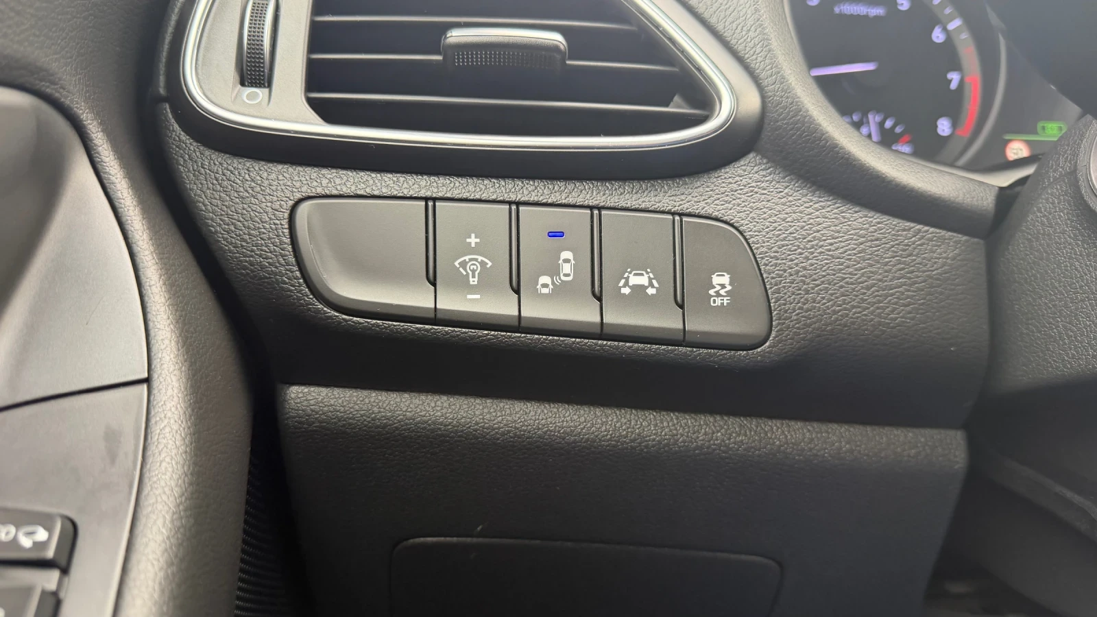 Hyundai I30 1.4 Бензин Автоматик, снимка 13 - Автомобили и джипове - 56271362