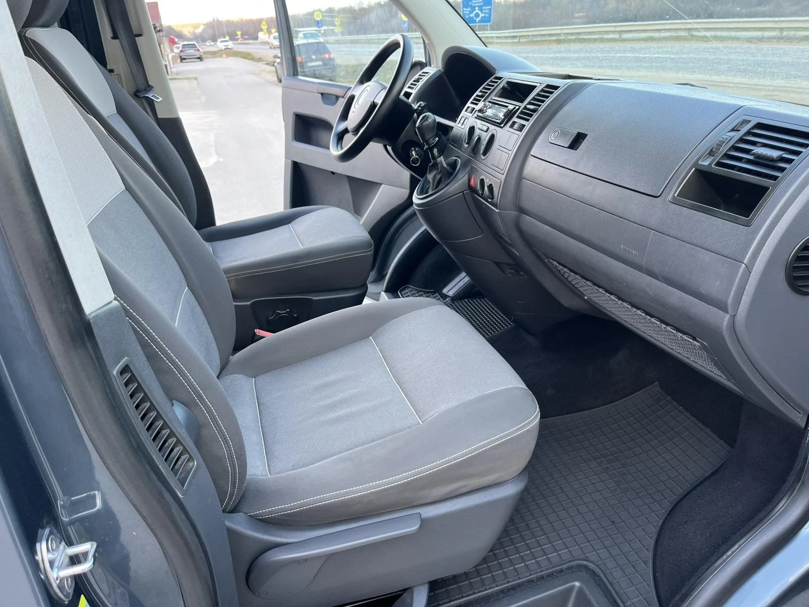VW Multivan 1.9TDI 116кс. КЛИМАТРОНИК АВТОПИЛОТ EURO 4, снимка 11 - Бусове и автобуси - 53728507