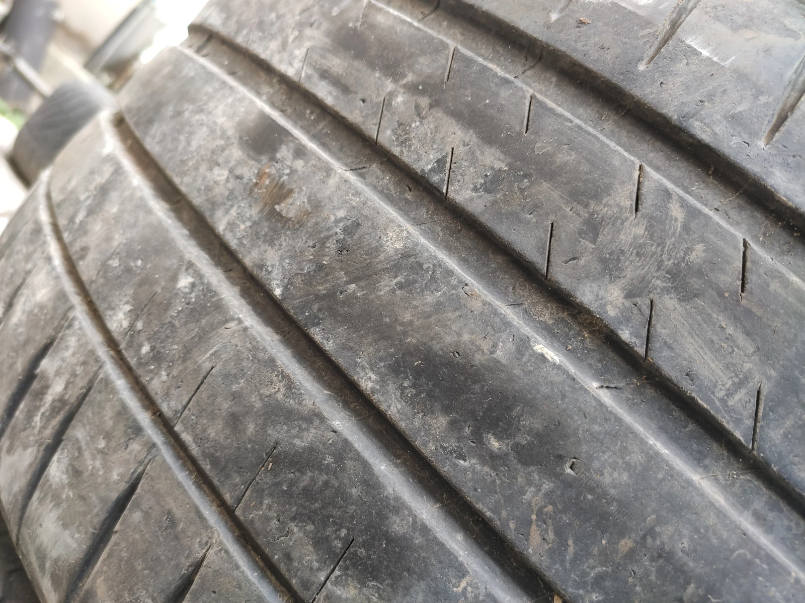 Гуми Летни 265/35R21, снимка 2 - Гуми и джанти - 54173774