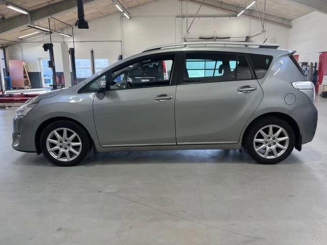 Toyota Corolla verso 2.0 D4D, снимка 5 - Автомобили и джипове - 48076420