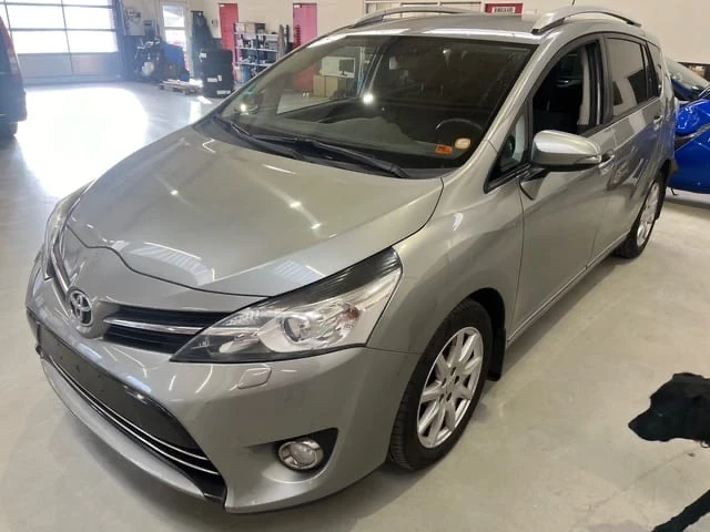 Toyota Corolla verso 2.0 D4D, снимка 4 - Автомобили и джипове - 48076420