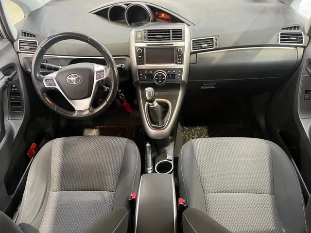 Toyota Corolla verso 2.0 D4D, снимка 12 - Автомобили и джипове - 48076420