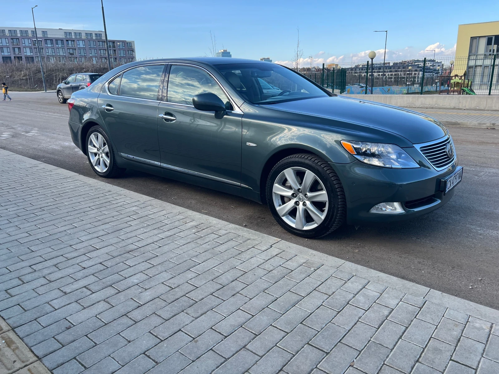 Lexus LS 600 HL - изображение 3