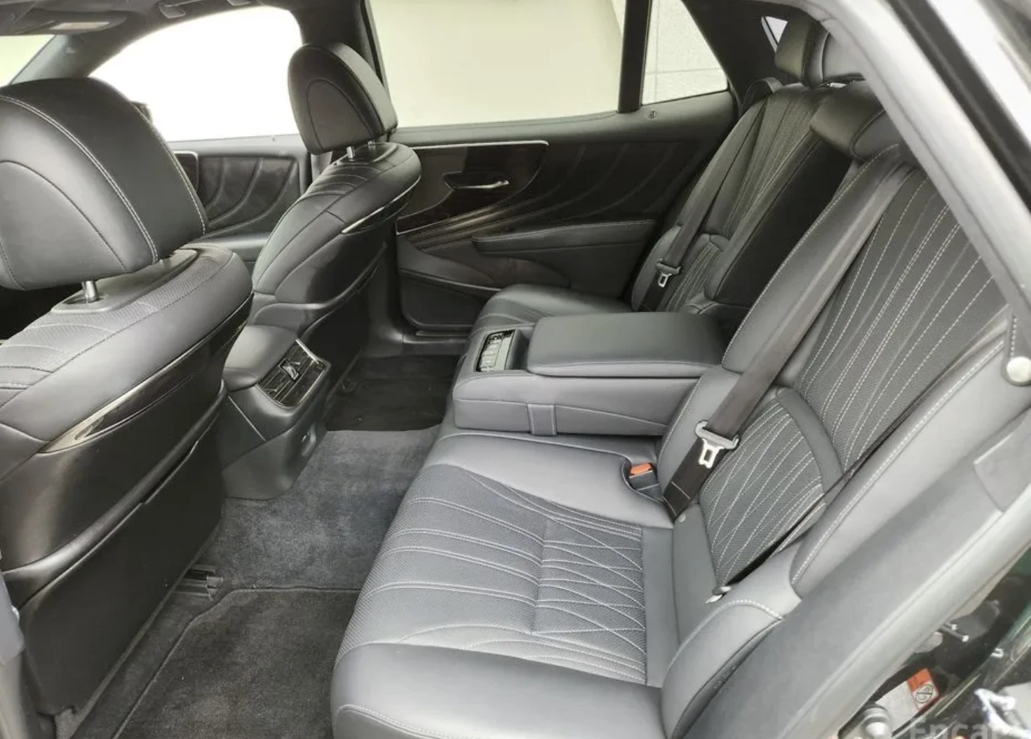 Lexus LS 500 ПОДГРЕВ* ОБДУХВАНЕ* МАСАЖ* КАМЕРА* КЕЙЛЕС* , снимка 15 - Автомобили и джипове - 54156272