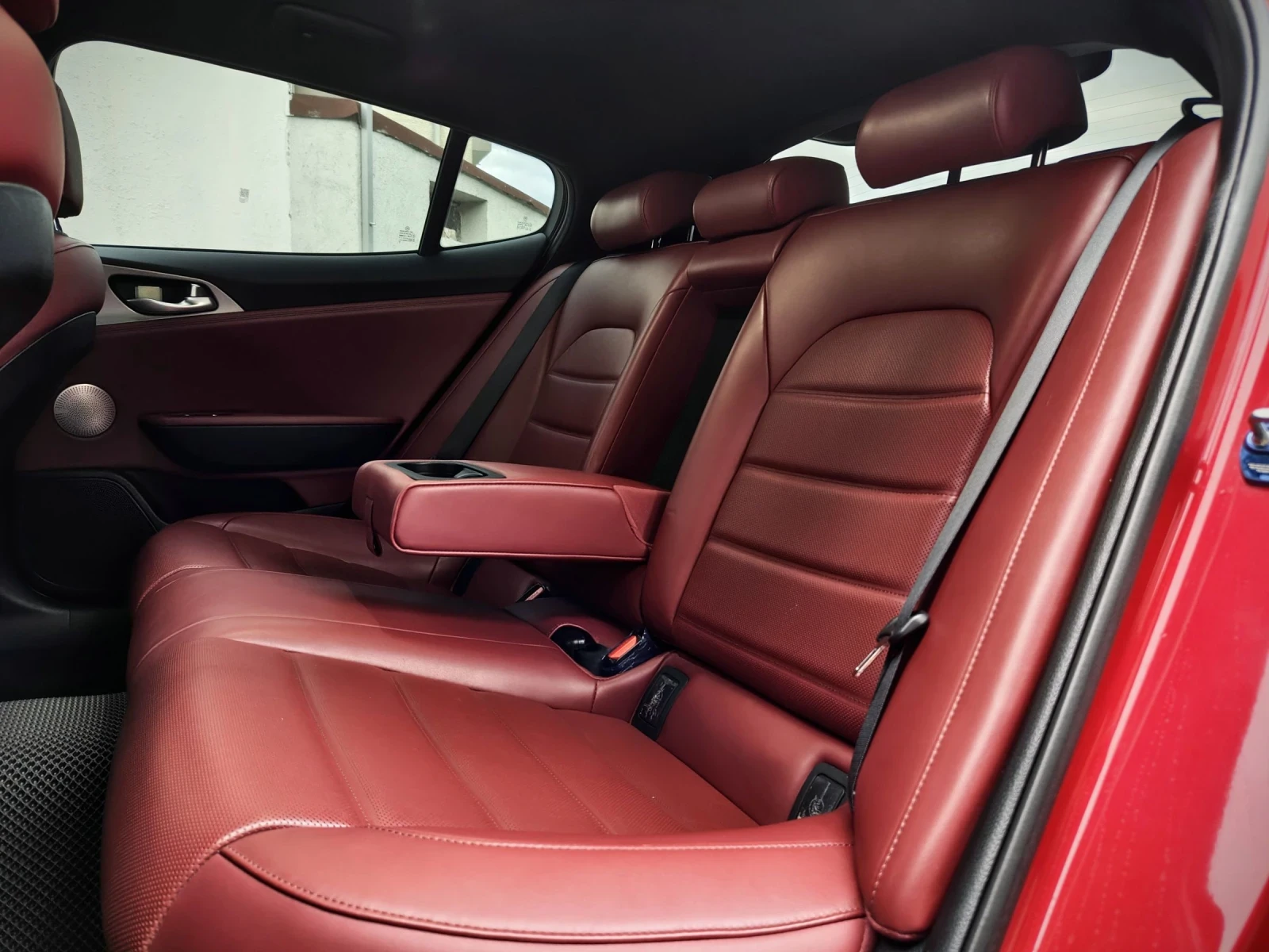 Kia Stinger 3.3i GT Turbo/4x4/ПАНОРАМА/ОБДУХВАНЕ/HEAD UP/F1/, снимка 16 - Автомобили и джипове - 54633154