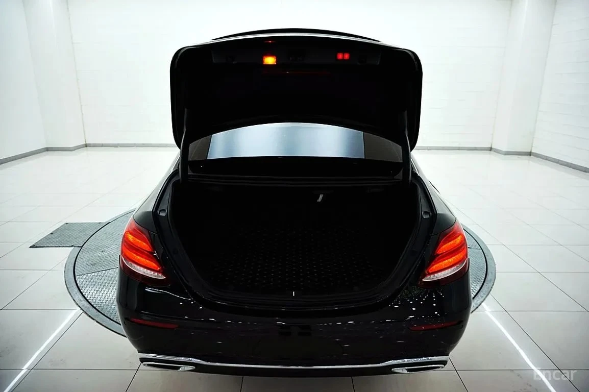 Mercedes-Benz E 220 4MATIC Exclusive, снимка 16 - Автомобили и джипове - 56060041