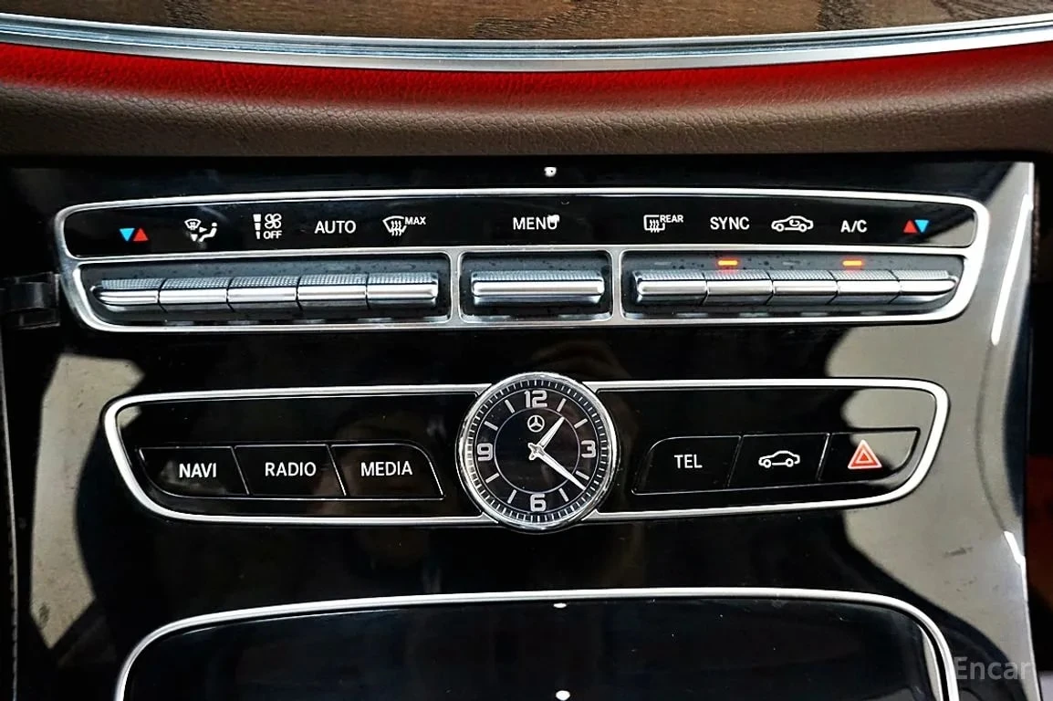 Mercedes-Benz E 220 4MATIC Exclusive, снимка 9 - Автомобили и джипове - 56060041