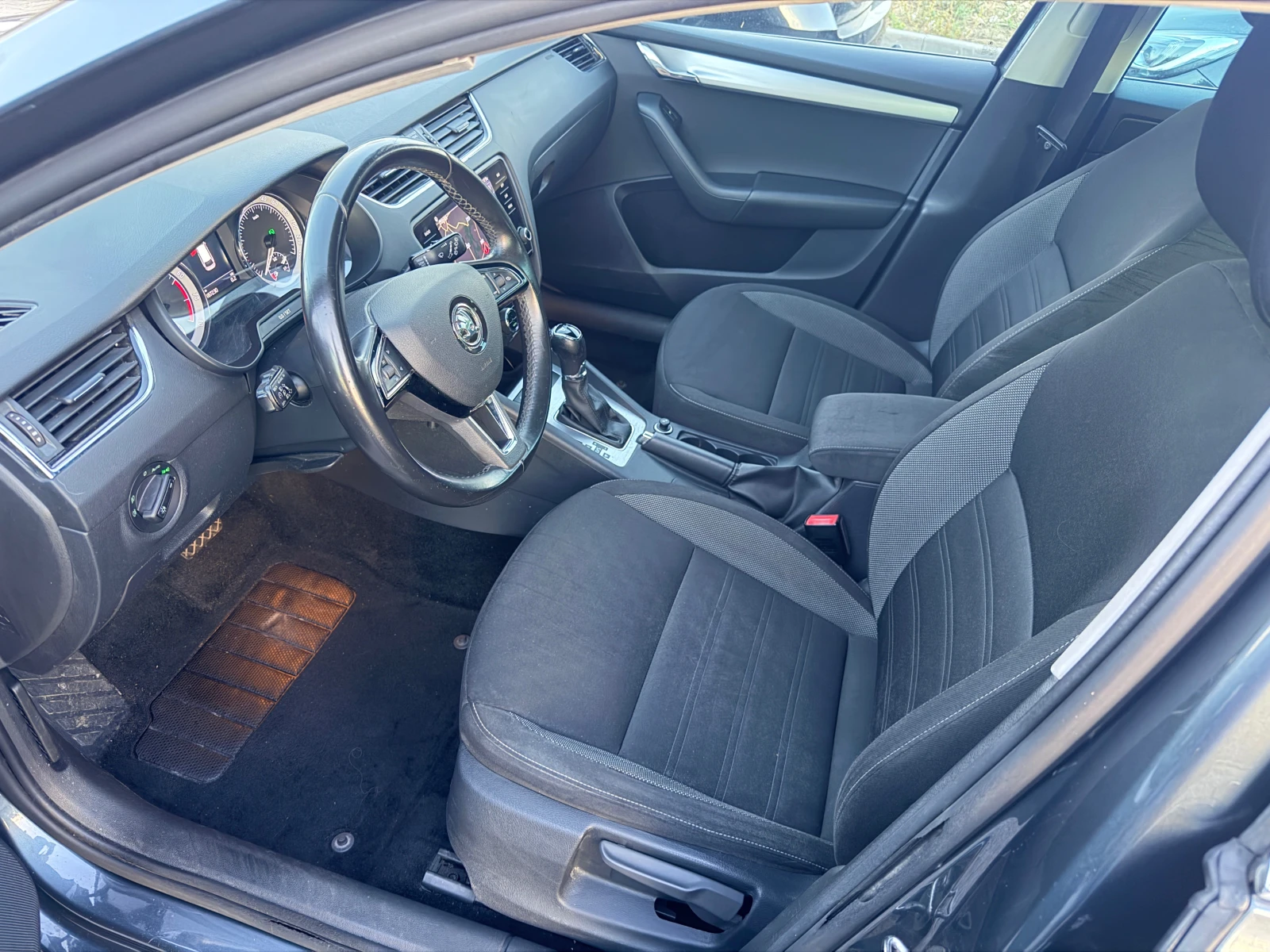 Skoda Octavia 1.5 TSI, снимка 9 - Автомобили и джипове - 56242119