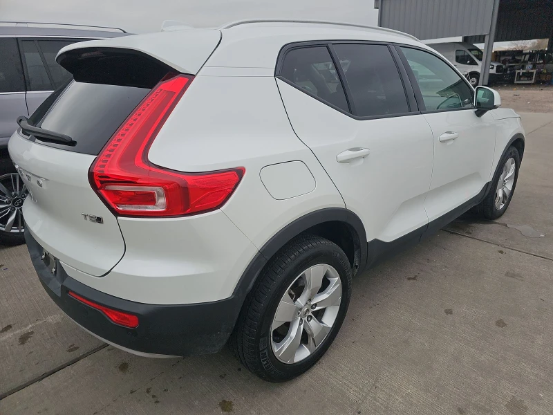 Volvo XC40 СЛЕДЕНЕ НА ЛЕНТИ/КАМЕРА/ПОДГРЕВ/КЕЙЛЕС/НАВИ/, снимка 6 - Автомобили и джипове - 48966362