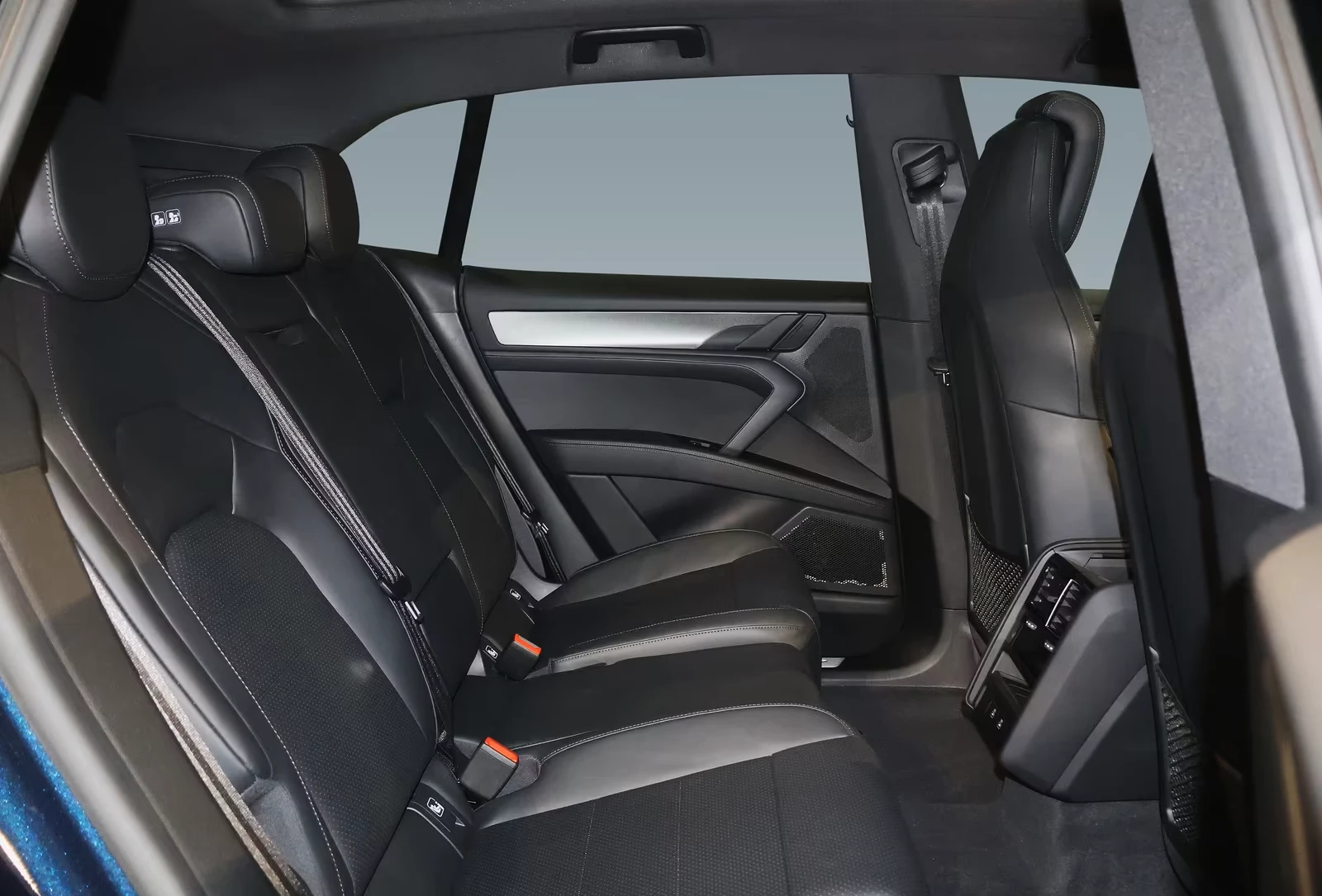 Porsche Cayenne NEW* ELECTRIC* PANO* HuD* BOSE* DISTR* MEMORY* 360, снимка 17 - Автомобили и джипове - 55570009