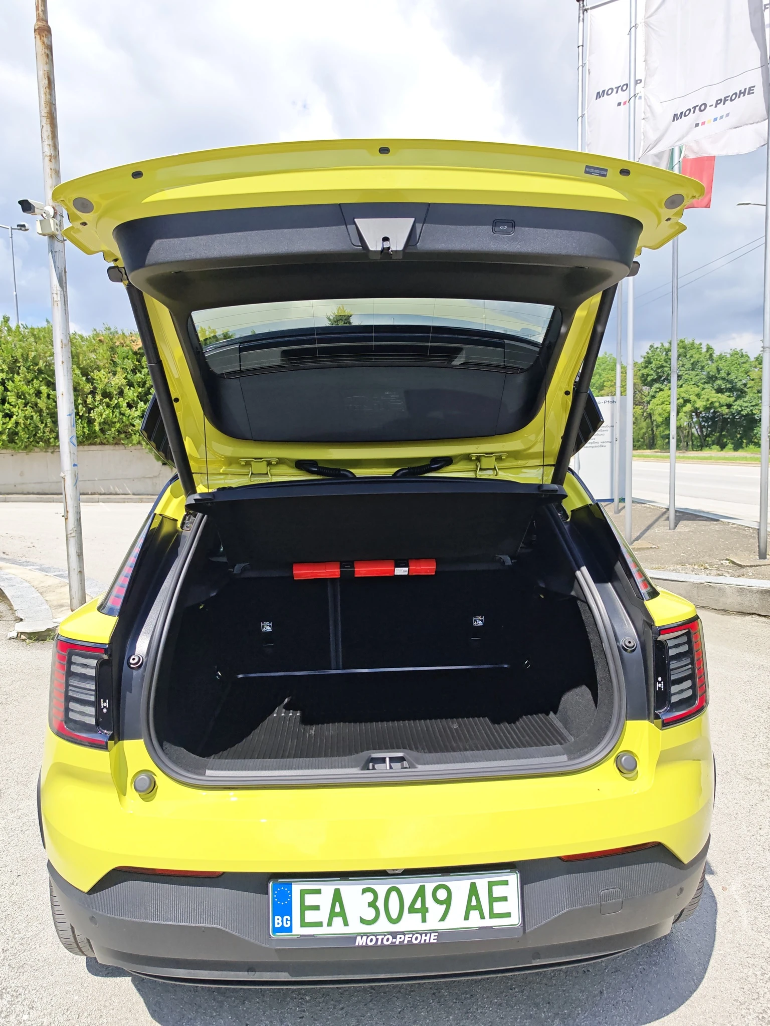 Volvo EX30 Extended Range Plus Moss Green, снимка 14 - Автомобили и джипове - 56556812