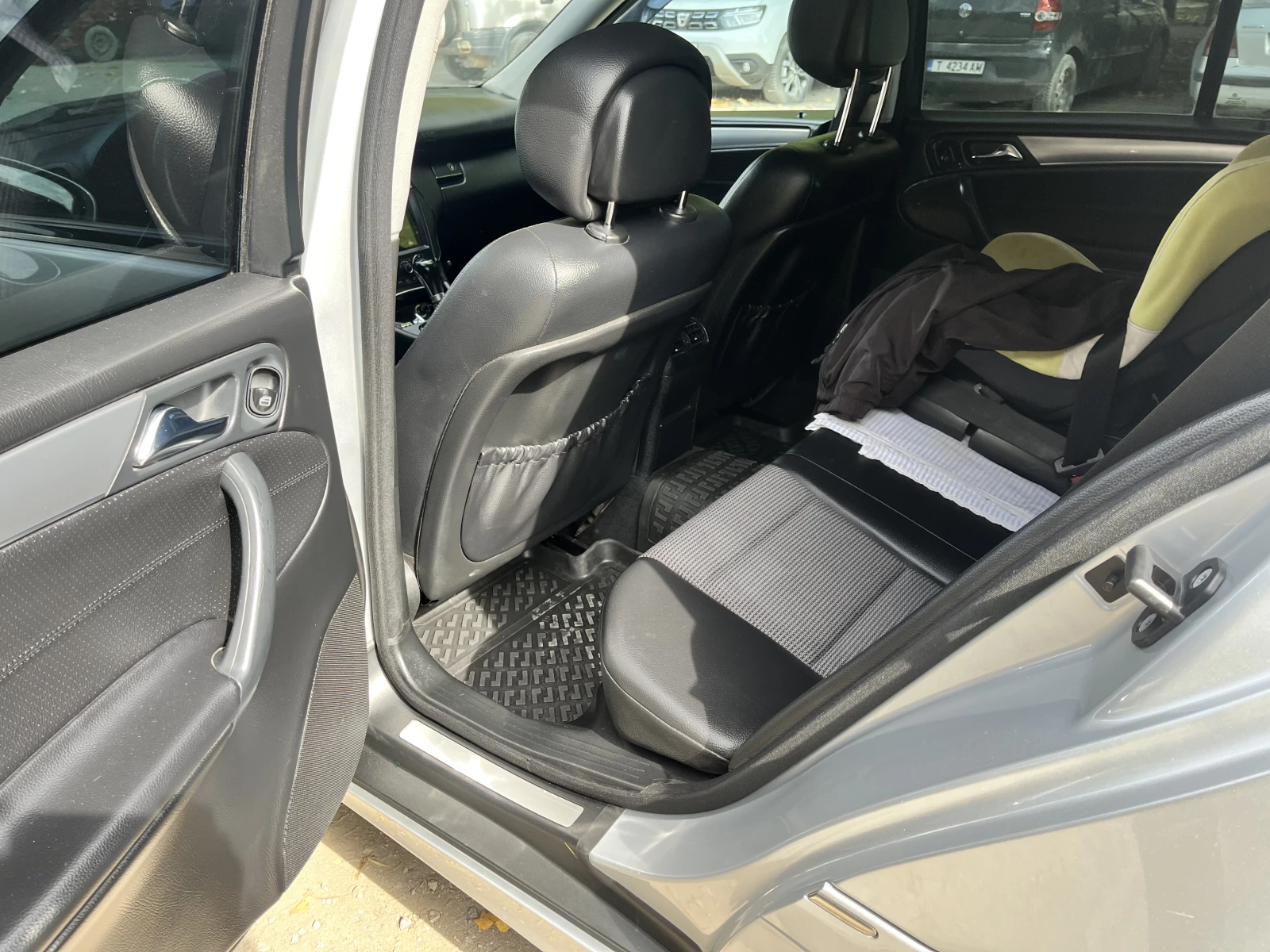 Mercedes-Benz C 220, снимка 7 - Автомобили и джипове - 54572375