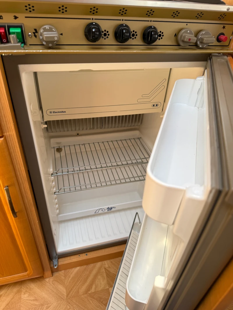 Каравана Fendt 470 Platin, снимка 11 - Каравани и кемпери - 50334603