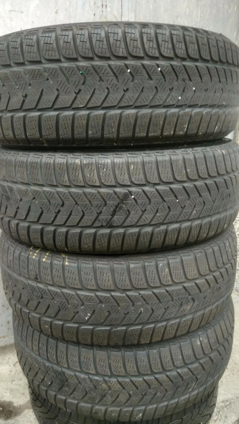 Гуми Зимни 215/65R16, снимка 1 - Гуми и джанти - 23557593