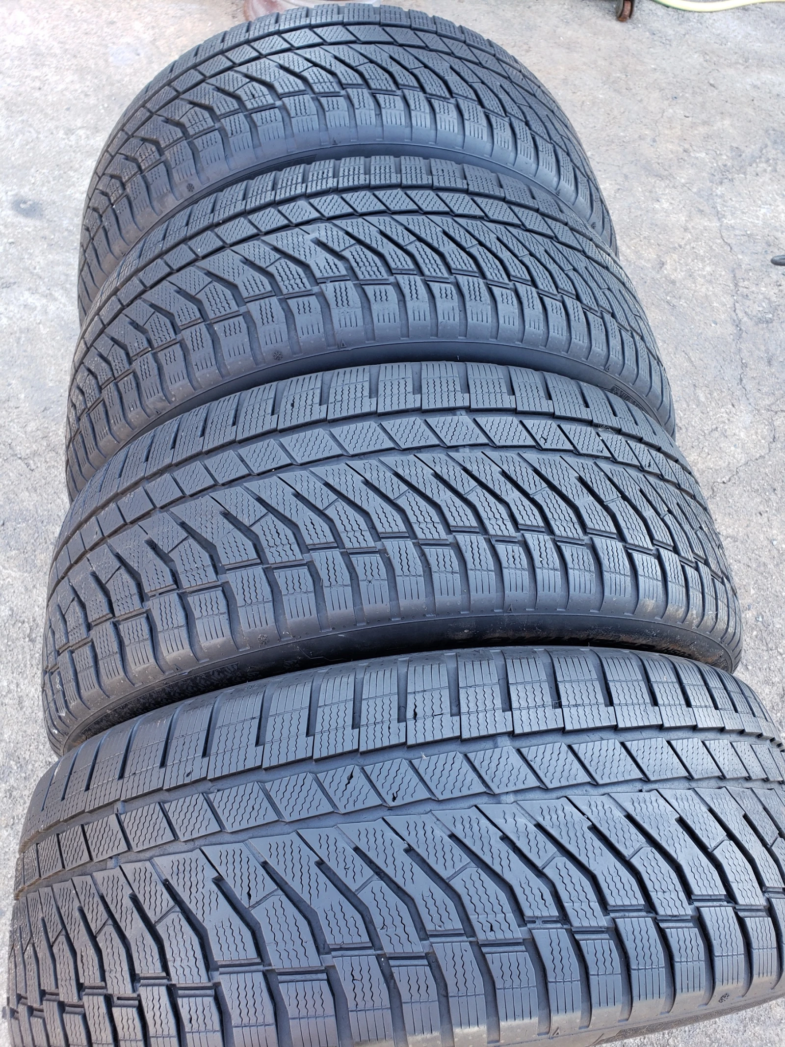 Гуми Зимни 245/50R18, снимка 4 - Гуми и джанти - 56095890