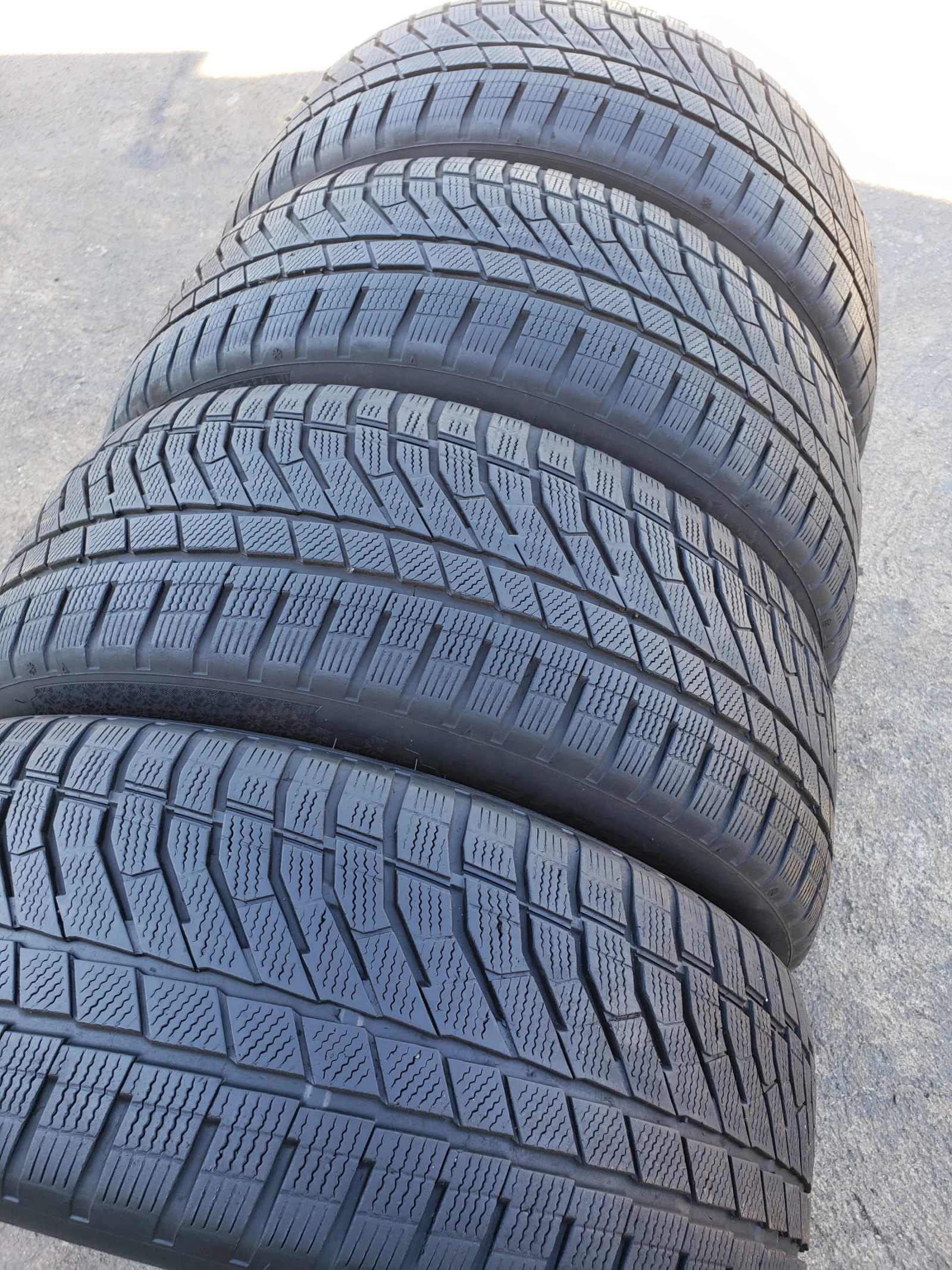 Гуми Зимни 245/50R18, снимка 3 - Гуми и джанти - 56095890