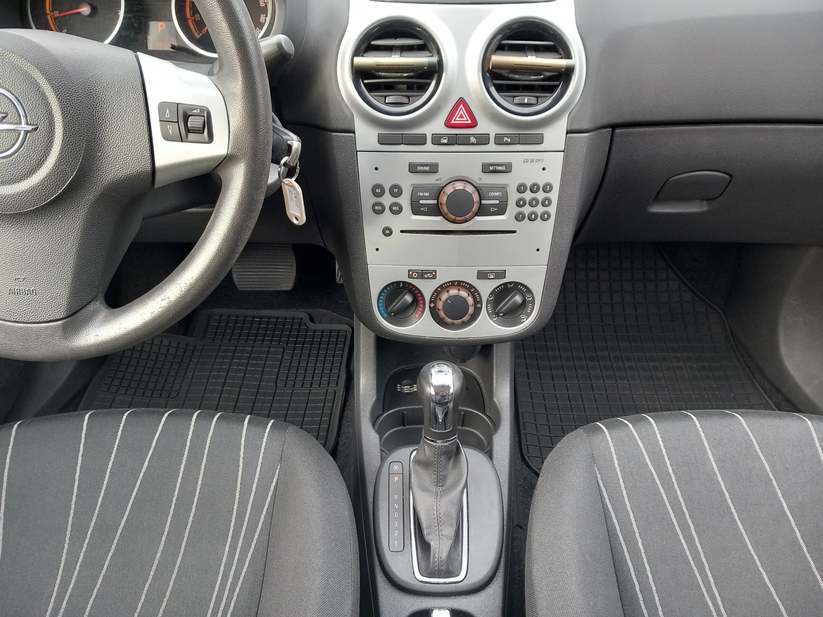 Opel Corsa 1.4i Автоматик 90кс - изображение 9