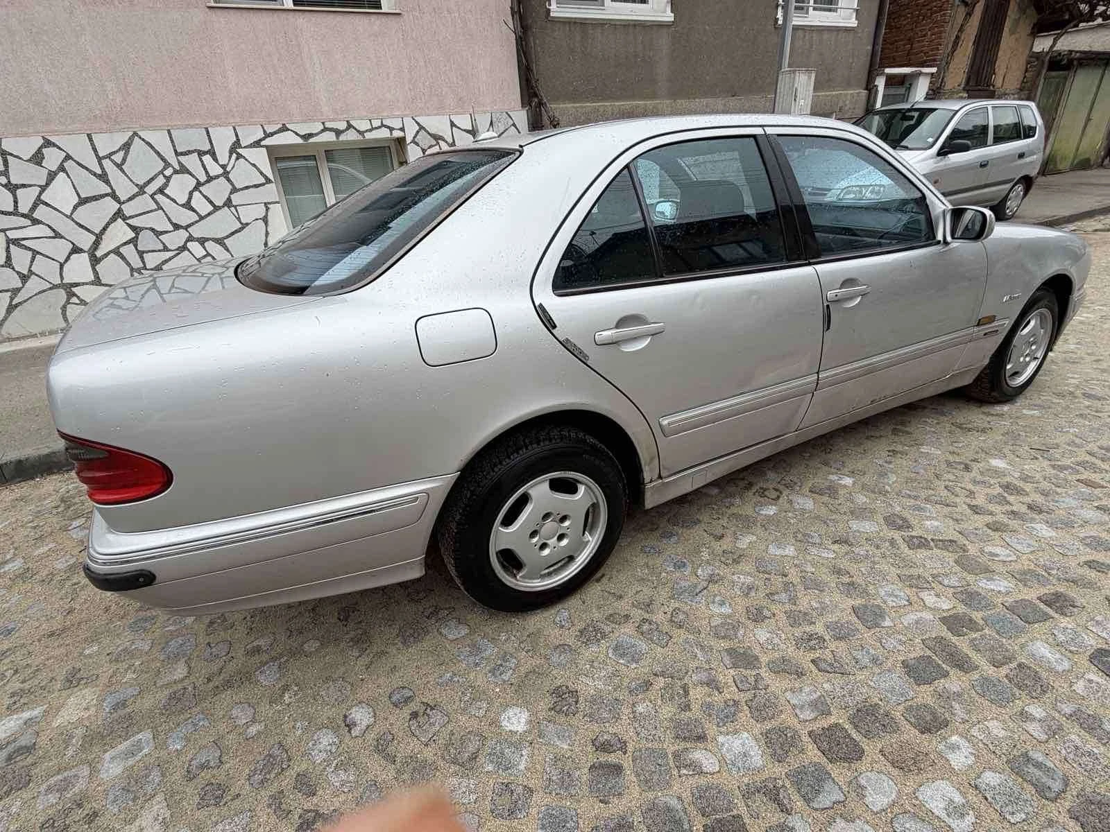 Mercedes-Benz E 220 CDI, снимка 8 - Автомобили и джипове - 55743332