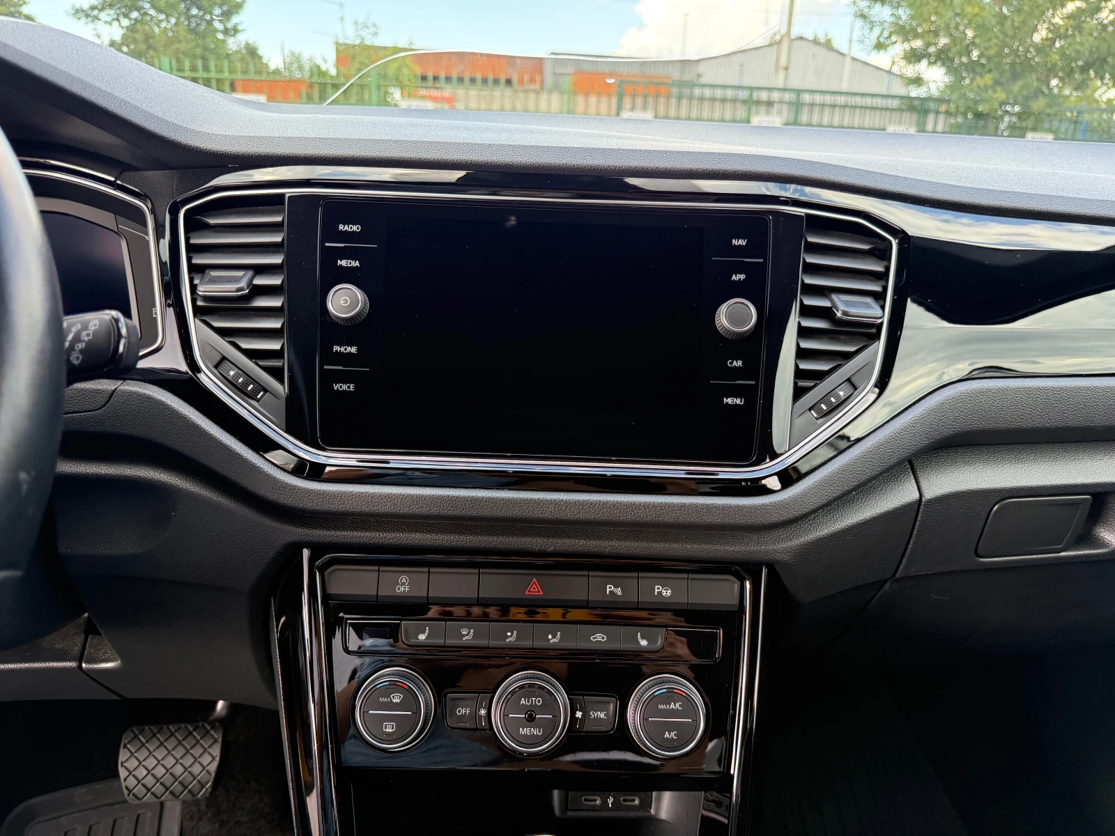 VW T-Roc Sport 1.5 TSI ACT OPF - изображение 7