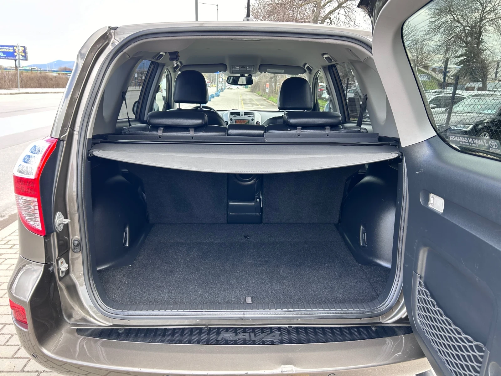 Toyota Rav4 CROSSOVER-FACELIFT-AUTOMATIC-NAVI-КОЖА-180хил!!!, снимка 9 - Автомобили и джипове - 54084209