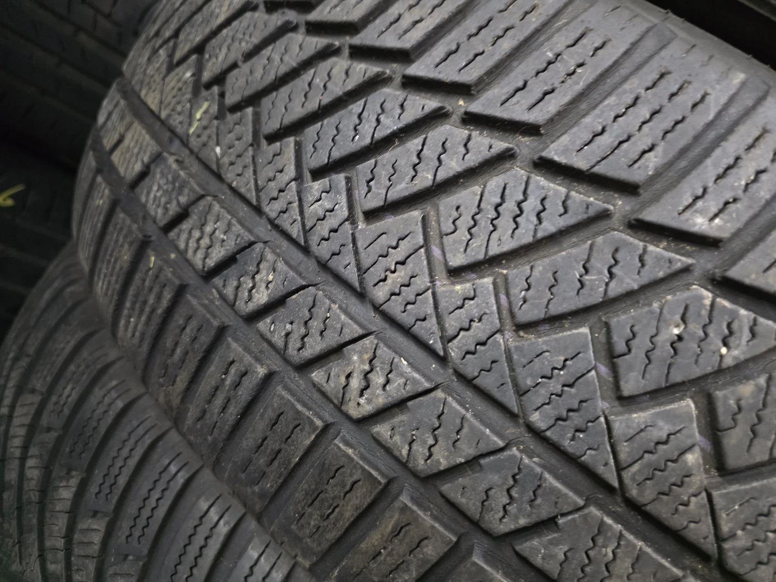 Гуми Зимни 235/60R18, снимка 5 - Гуми и джанти - 56732515