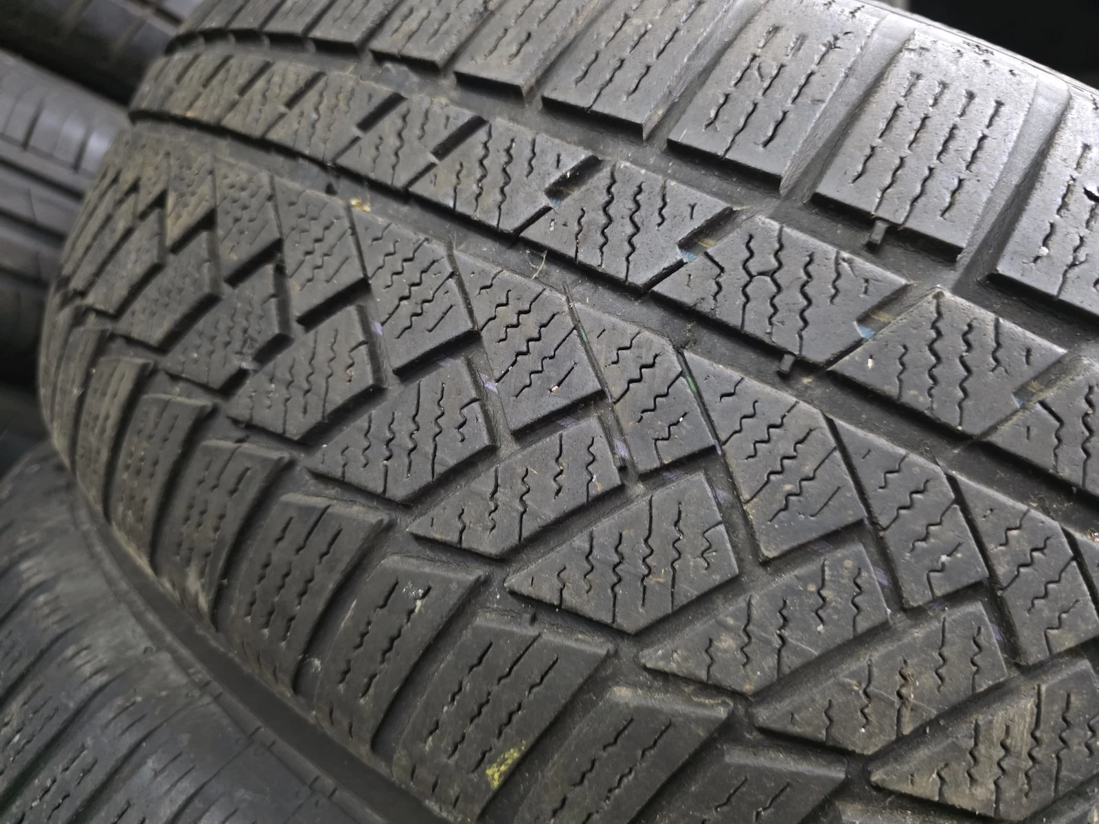 Гуми Зимни 235/60R18, снимка 4 - Гуми и джанти - 56732515